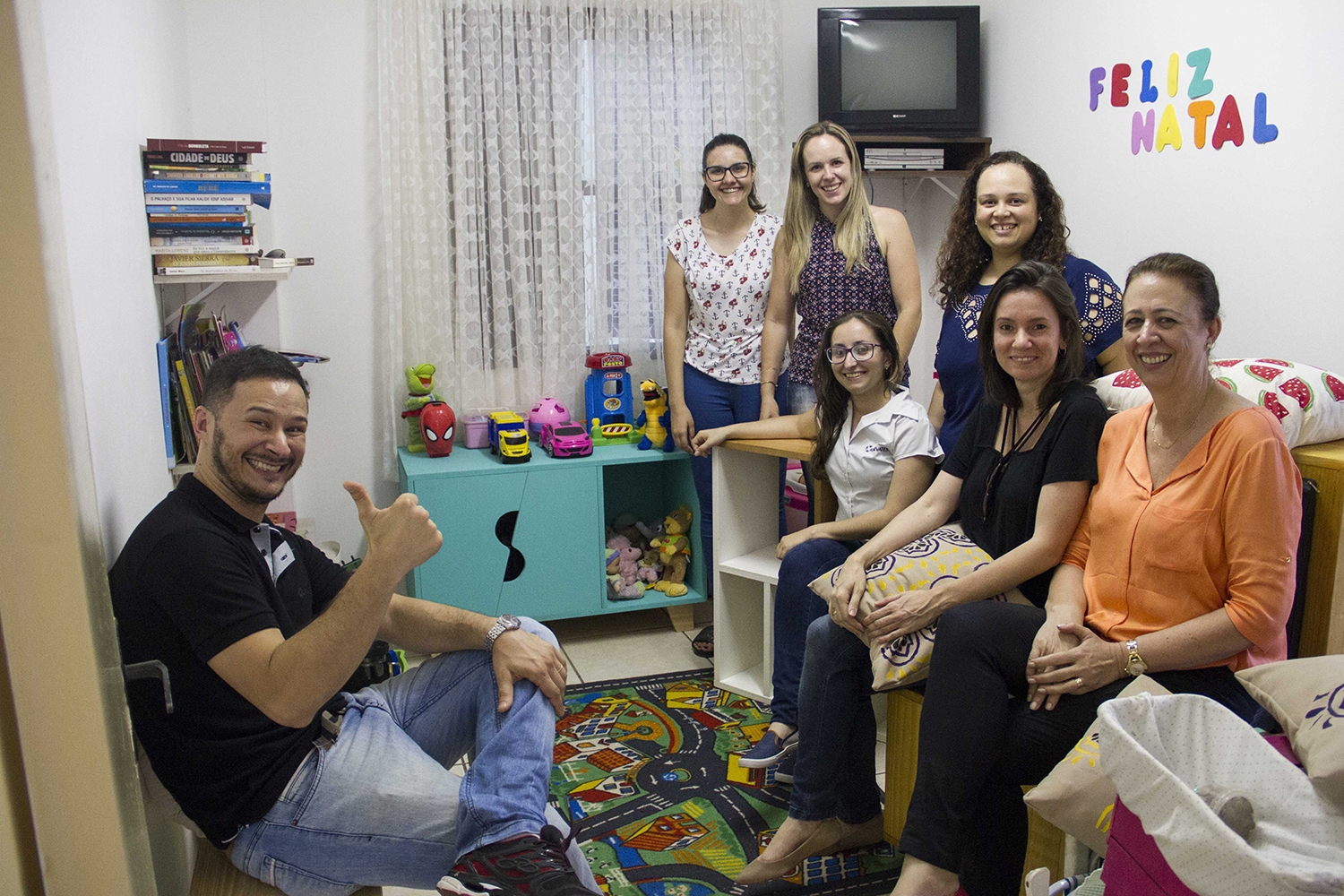 Professores e bolsistas da Univates com integrantes da Fundef durante a entrega dos móveis.