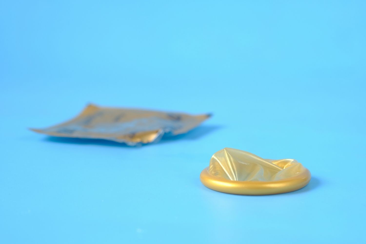 Pesquisa com universitários aponta lacunas de conhecimento sobre infecções sexualmente transmissíveis, ressaltando a importância da educação em saúde