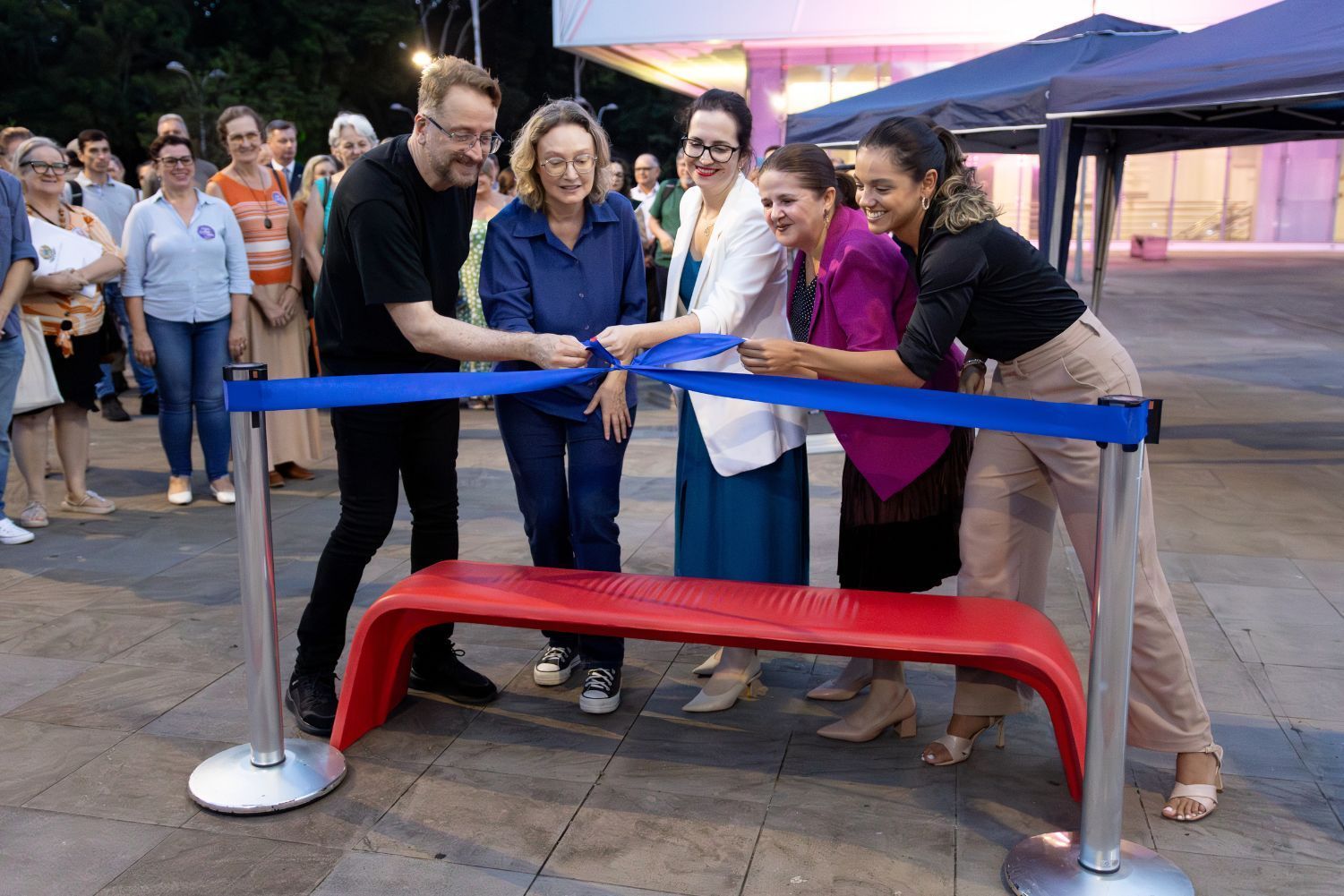 Univates inaugura Banco Vermelho, símbolo global de conscientização e enfrentamento à violência contra as mulheres