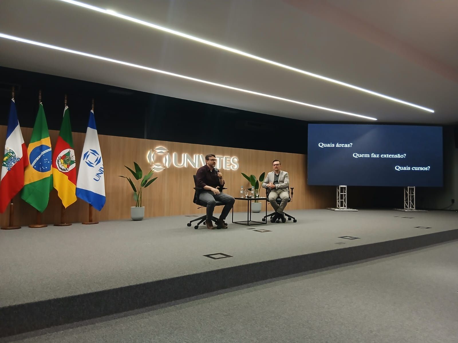 Palestrante discute importância da extensão universitária na formação acadêmica