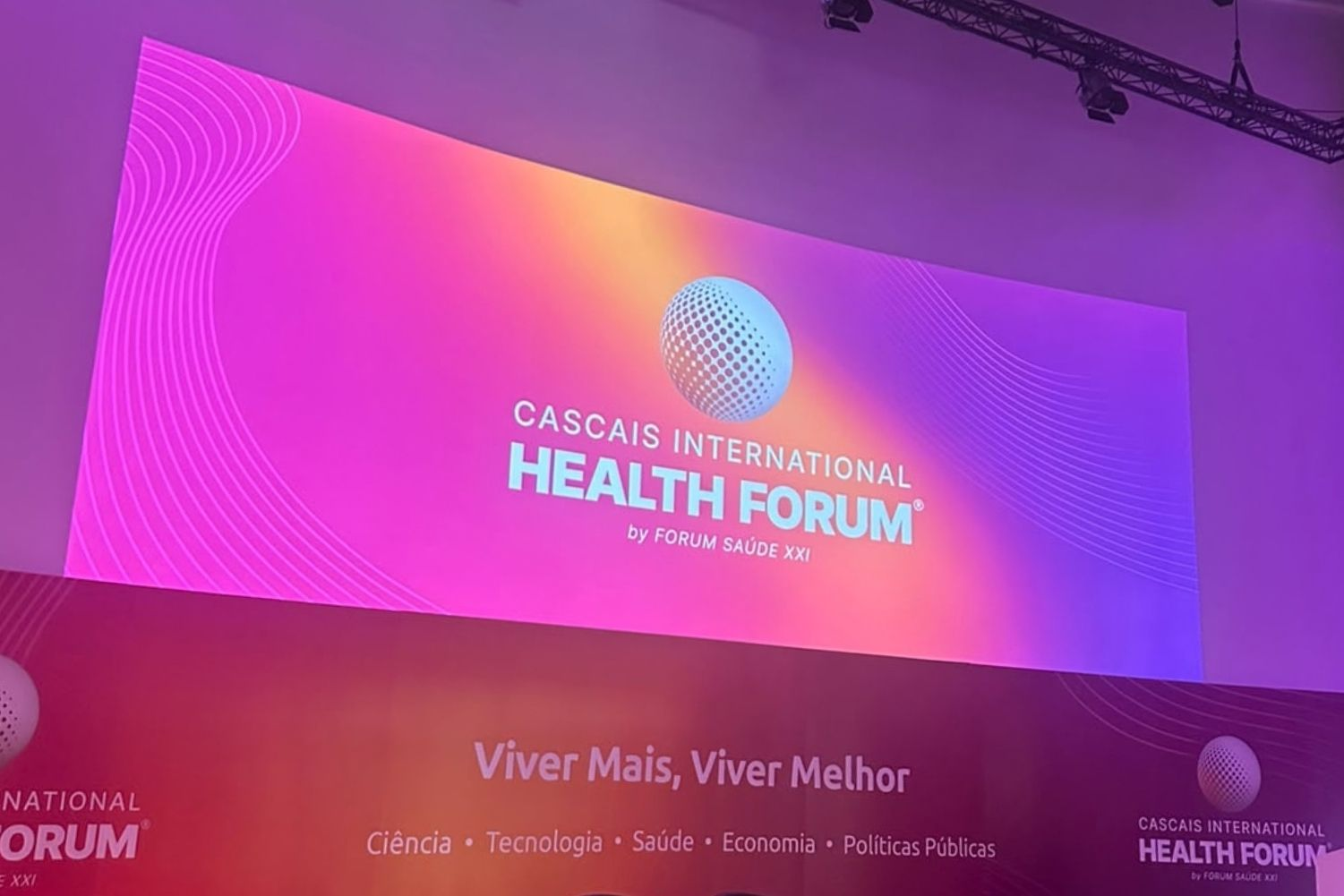 Univates em Portugal (1/2): Missão institucional participa de fórum internacional sobre longevidade em Cascais com presença do Presidente de Portugal
