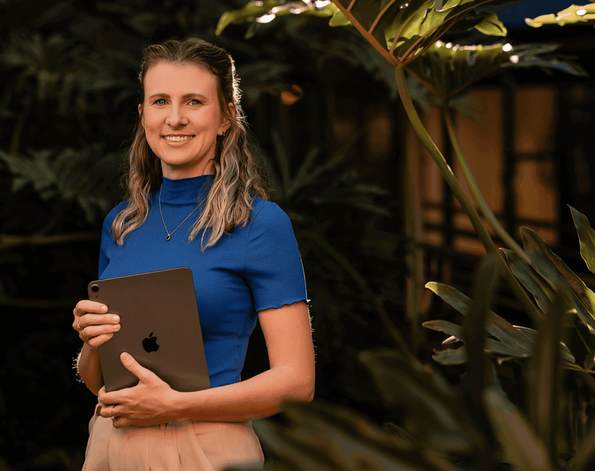 Profissional utilizando a plataforma da Universidade Corporativa da Univates para gestão e acompanhamento de treinamentos empresariais