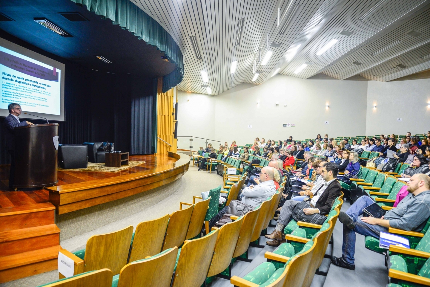 Representantes do Comung debatem diretrizes curriculares 