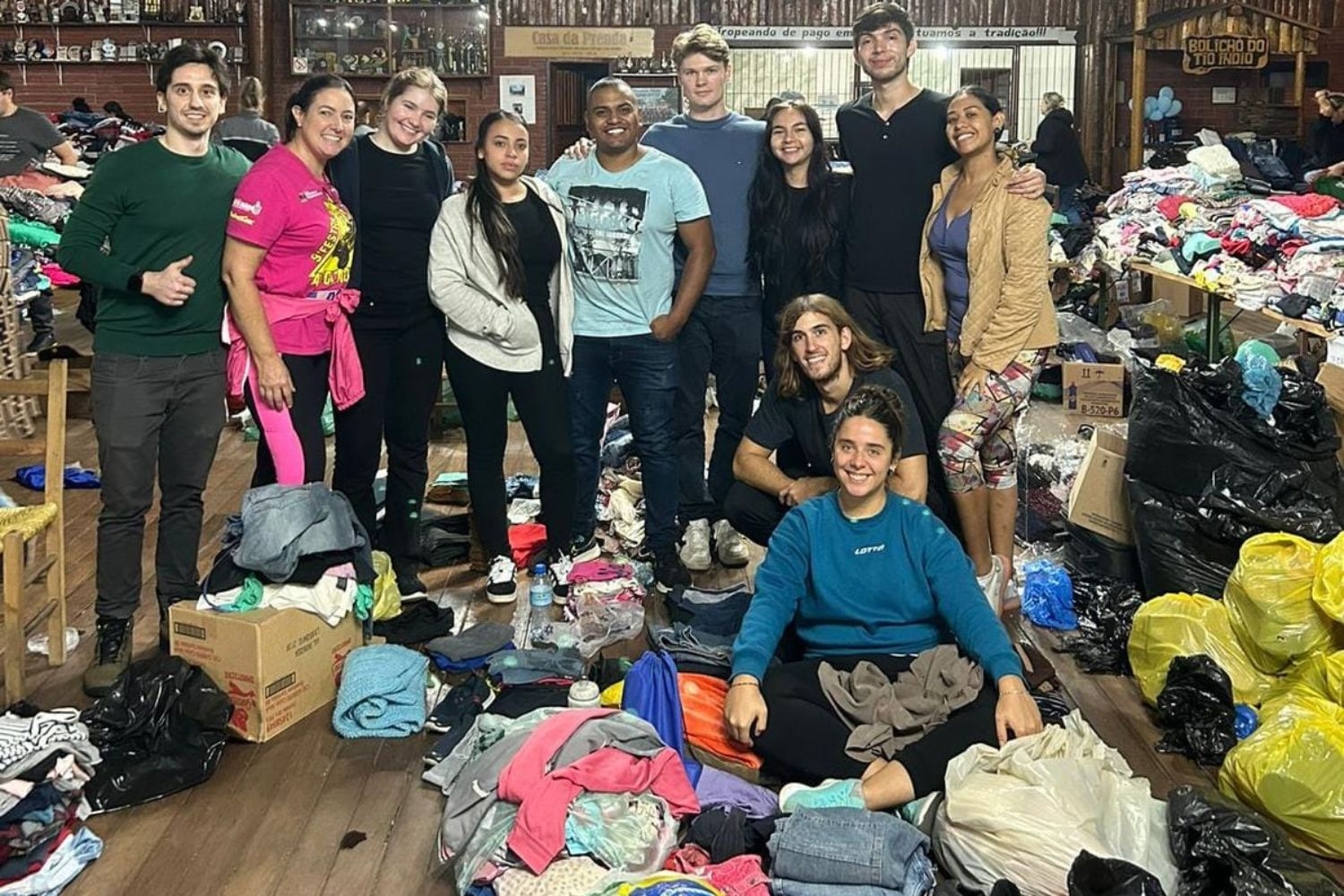 Com Eliane, intercambistas foram ao CTG Tropilha Farrapa, onde ajudaram a organizar as roupas que seriam doadas para as vtimas das enchentes.