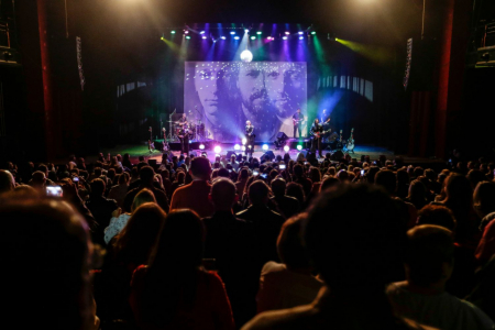 Banda Geminis Bee Gees se apresenta no Teatro Univates na noite de quinta-feira, 18 de julho