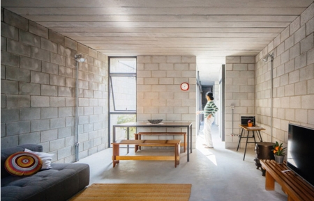 Arquitetos transformam casa com risco de desabamento em apartamento