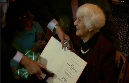 Judia de 102 anos recebe doutorado negado por nazistas.