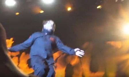 Semanas aps cirurgia, Corey Taylor leva tombo em show do Slipknot
