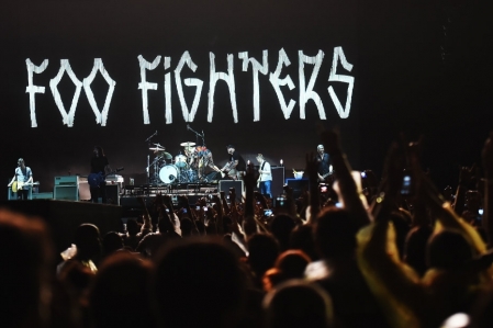 F de Foo Fighters toca com a banda no dia do seu aniversrio em So Paulo