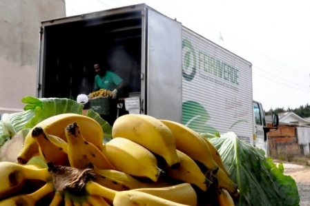 Moradores de Ponta Grossa podem trocar reciclveis por verduras e frutas 