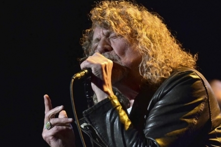 Robert Plant toca Immigrant Song, do Led Zeppelin