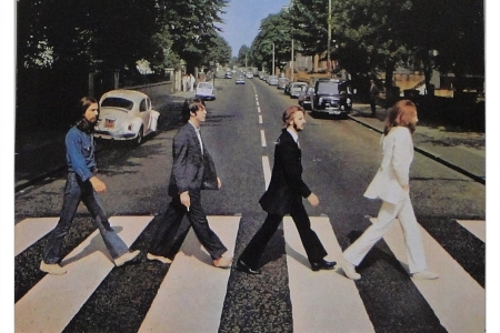 H 50 anos, os Beatles atravessavam a Abbey Road a p