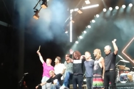 Dave Grohl leva cadeirante ao palco durante show do Foo Fighters
