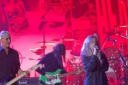 Filha de Dave Grohl rouba a cena em show beneficente do Nirvana