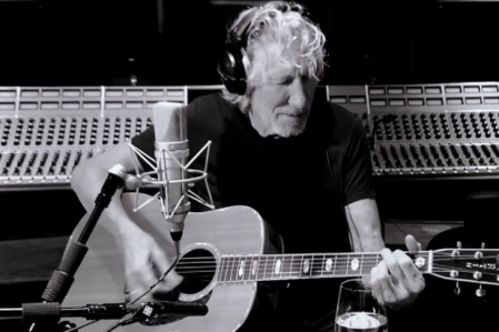Roger Waters faz belssima performance de Mother, do Pink Floyd  assista