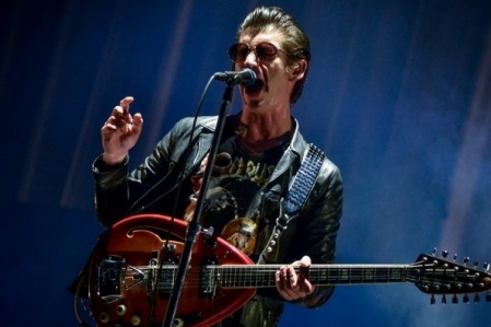 Arctic Monkeys lana faixa ao vivo