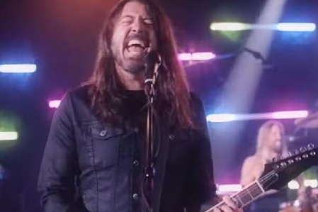 Foo Fighters canta e dana em clipe oficial de cover de Bee Gees; assista