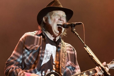 Neil Young faz crtica ao movimento de retomada dos shows