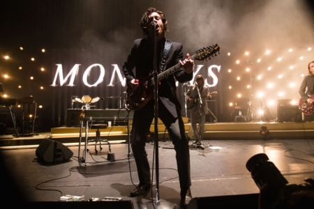 Arctic Monkeys fortalece rumores de novo disco e anuncia shows para 2022