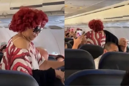 Alcione canta para passageiros durante reparo em avio