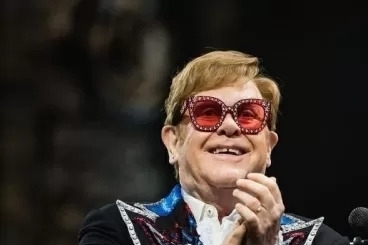 Elton John  levado ao hospital aps sofrer acidente domstico