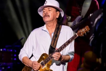 Carlos Santana faz discurso transfbico em show