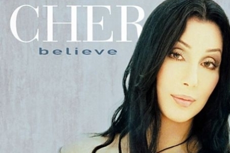 Believe, maior sucesso da carreira de Cher, completa 25 anos