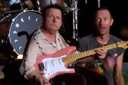 Coldplay recebe Michael J. Fox no palco do festival Glastonbury para perfor