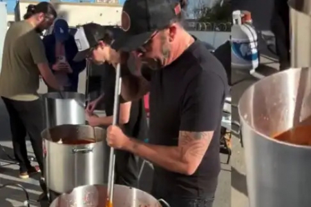 Dave Grohl passa aniversrio cozinhando para vtimas dos incndios de LA