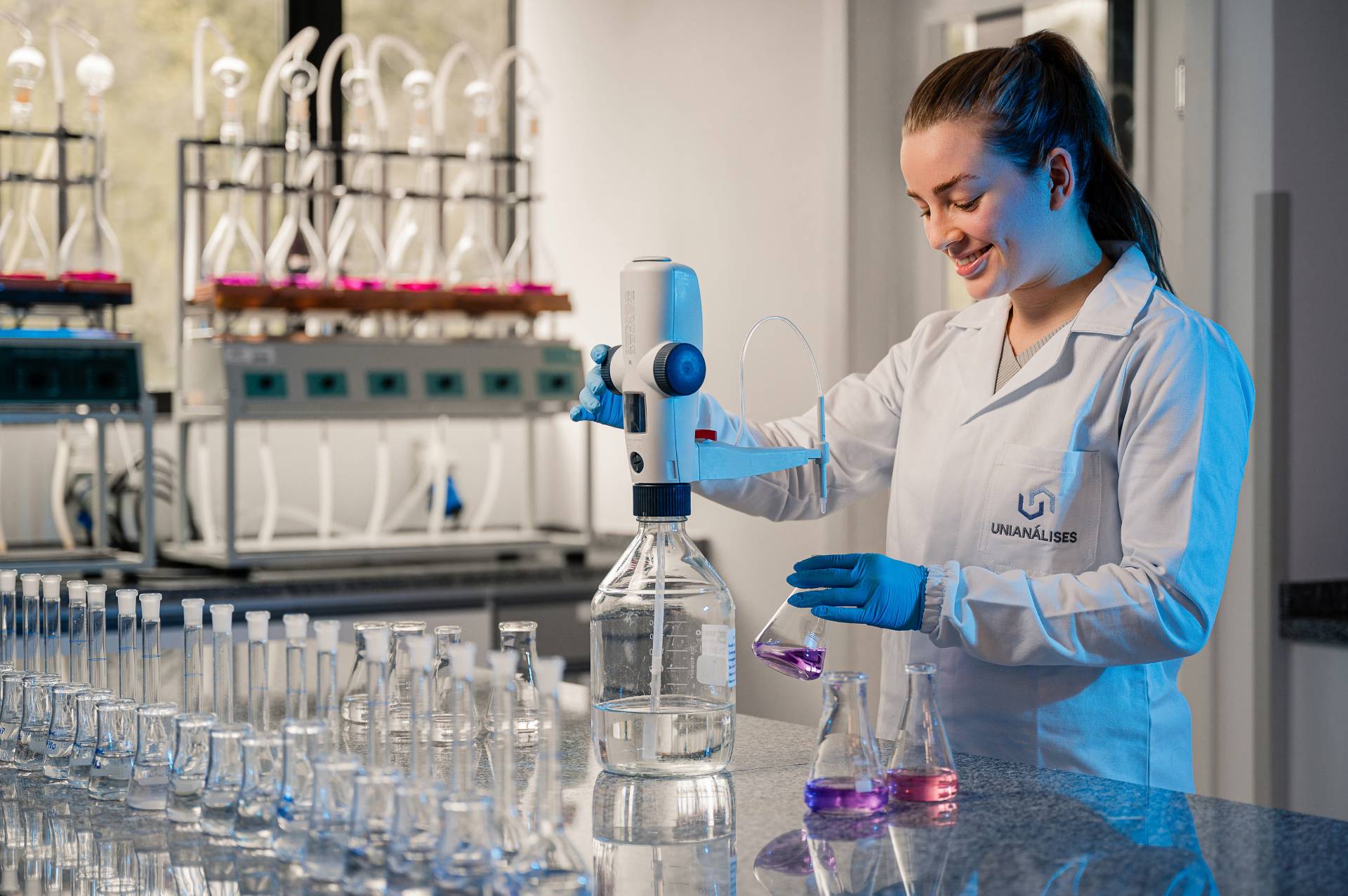 Profissional em laborat�rio Unian�lises